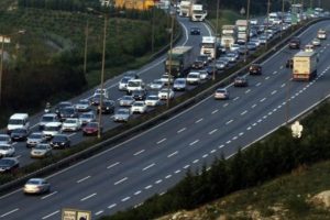 Yollarda tatil d&ouml;n&uuml;ş&uuml; yoğunluğu