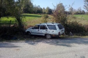 Virajı alamadı ağaca &ccedil;arptı