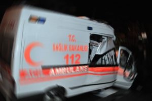 Ambulans devrildi: 2 &ouml;l&uuml;, 3 yaralı