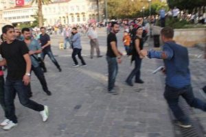 Polisin tabancasını alıp...