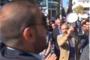 Protestocuların karşısına tek başına &ccedil;ıktı!