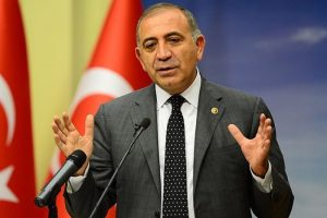 G&uuml;rsel Tekin: Ata'ya ve bayrağa saldırı...