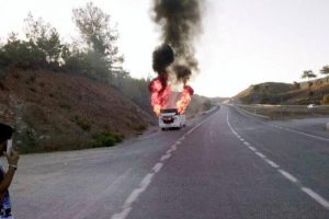 Minib&uuml;s yolda alev alev yandı
