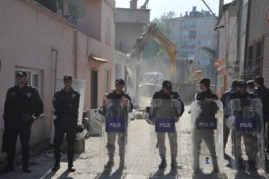 Osmangazi'de olaylı yıkım