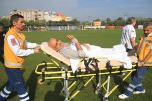 Ambulans helikoptere g&ouml;t&uuml;r&uuml;l&uuml;rken el salladı