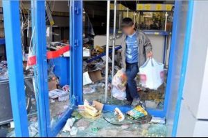 Tahrip edilen marketleri yağmaladılar!