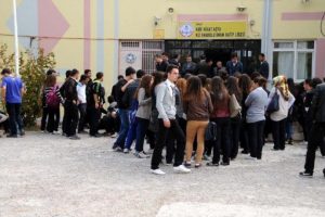 &Ouml;ğrenciler, İmam Hatibe d&ouml;n&uuml;şt&uuml;r&uuml;len okullarının &ouml;n&uuml;nde eylem yaptı