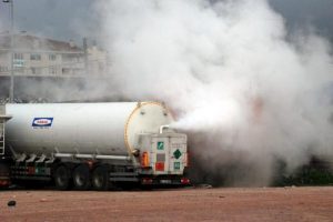 Azot y&uuml;kl&uuml; tankerde sızıntı korkusu