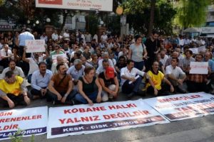 IŞİD'e tepki i&ccedil;in yol kapattılar