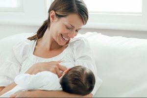 &Ccedil;ocuğa 2 yaşına kadar anne s&uuml;t&uuml; verilmeli