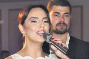 Koruma eşliğinde konser...