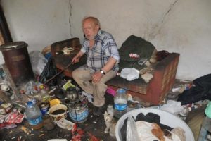 Kedilerle birlikte yaşam m&uuml;cadelesi veriyor
