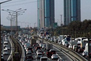 TIR'lar &ccedil;arpıştı, trafik fel&ccedil; oldu
