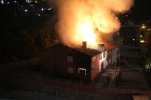 Van ve Hakkari'de kepenkler a&ccedil;ılmadı