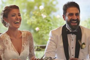 G&uuml;lben Ergen'den eşine jest...