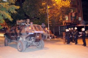 Maskeli grup polisle &ccedil;atıştı