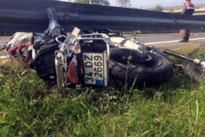 Motosiklet minib&uuml;se &ccedil;arptı: 1 &ouml;l&uuml;
