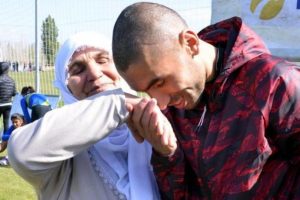 En b&uuml;y&uuml;k destek&ccedil;isi annesi