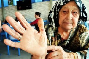 Yaşlı kadından komşulara dayak su&ccedil;laması