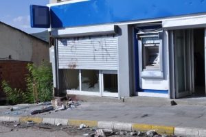 Bankalar ve iş yerleri zarar g&ouml;rd&uuml;