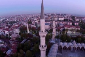 Minareye &ccedil;arptı!