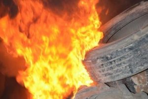 G&ouml;sterilerde 3 okul yakıldı: 40 g&ouml;zaltı