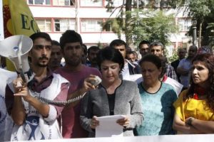 Siverek'te KESK &uuml;yelerinden oturma eylemi