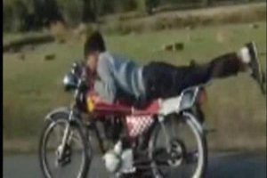 Motosiklet &uuml;zerinde tehlikeli yolculuk!