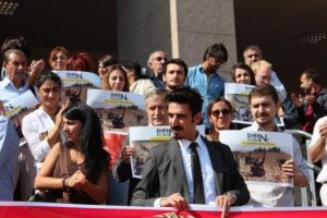 Avukatlardan oturma eylemi ve su&ccedil; duyurusu