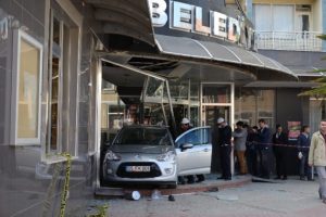 Otomobil belediyeye girdi:1 &ouml;l&uuml;