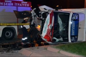 D&uuml;ğ&uuml;n konvoyunda feci kaza: 2'si ağır, 12 yaralı