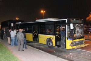 Otob&uuml;s&uuml; taşladılar