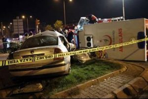Ambulans ile otomobil &ccedil;arpıştı: 12 yaralı