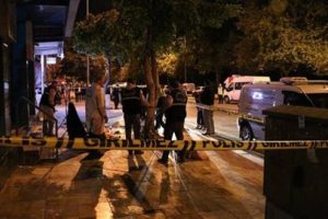 &Ouml;nce kızını attı sonra kendi atladı