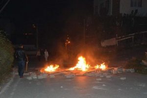 G&ouml;stericiler polisi taşladı