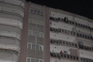 Balkondan &ouml;nce kızını attı...