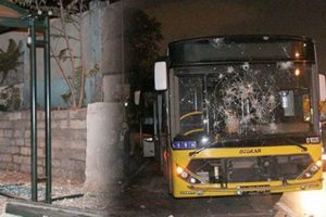 G&ouml;stericiler i&ccedil;inde yolcu olan otob&uuml;s&uuml; taşladı