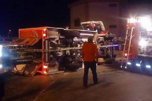 Ambulansla otomobil &ccedil;arpıştı: 1 &ouml;l&uuml; 11 yaralı!