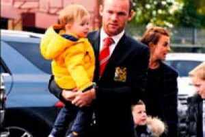 Rooney Ailesi trib&uuml;nde...