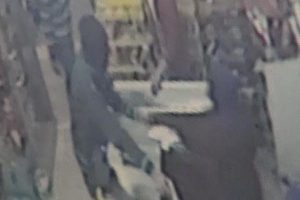 Y&uuml;z&uuml; maskeli ş&uuml;pheliler market soydu