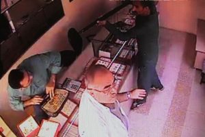 Kuyumcuyu pompalı t&uuml;fekle soydu