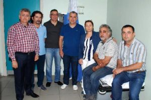 Doktoru d&ouml;v&uuml;p, otomobili yaktılar!
