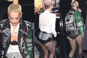 Rita Ora'dan &ccedil;arpıcı etek...
