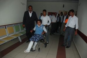 Kız &ouml;ğrenci otomobilin altında kaldı