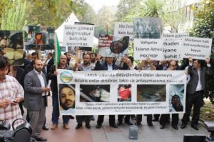 Protestolarda &ouml;lenler i&ccedil;in gıyabi cenaze namazı
