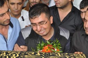 Eşini &ccedil;i&ccedil;eklerle uğurladı