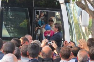 Davutoğlu'na sevgi g&ouml;sterisi