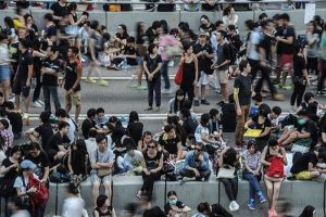 30 bin Hong Konglu sokaklara d&ouml;k&uuml;ld&uuml;