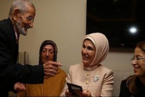 Emine Erdoğan'dan yaşlılara ziyaret