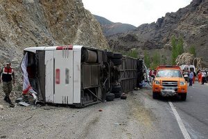 Sivas'ta yolcu otob&uuml;s&uuml; devrildi: 36 yaralı